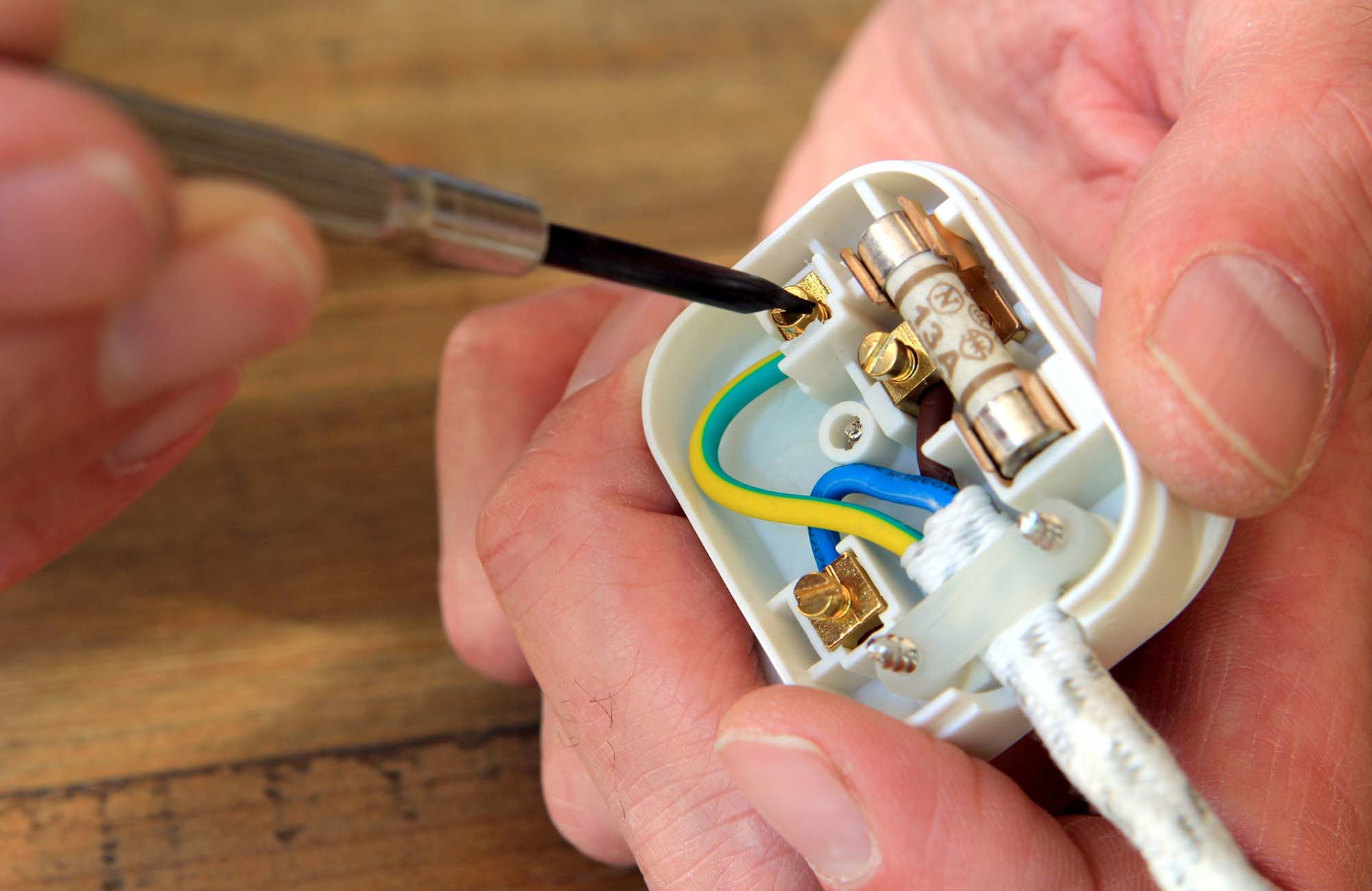 Replacing a fuse in a UK plug