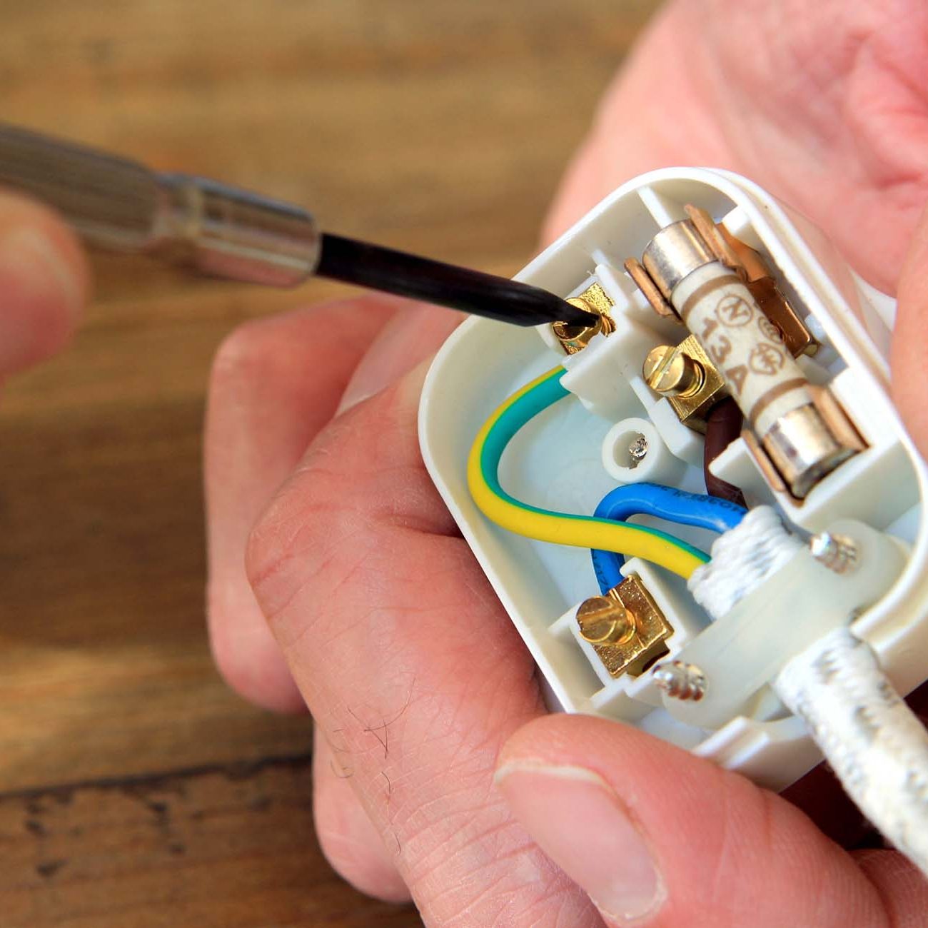 Replacing a fuse in a UK plug